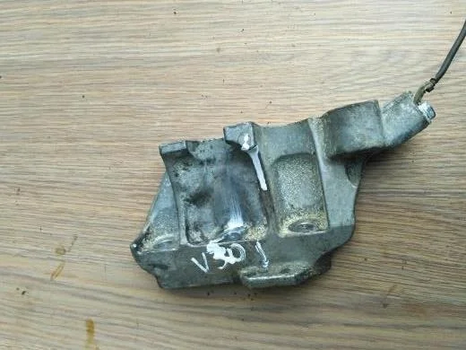 Б.у. кронштейн опоры двигателя TOYOTA CAMRY V30 ACV30 TOYOTA CAMRY V30 ACV30