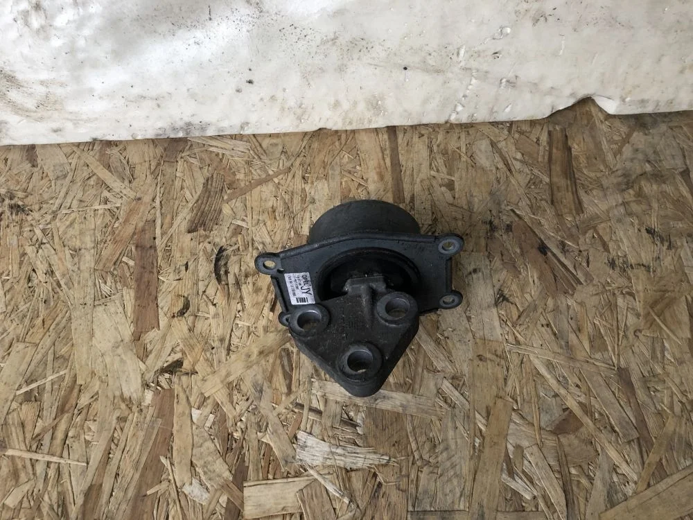 подушка коробки левая opel astra H бензин МКПП