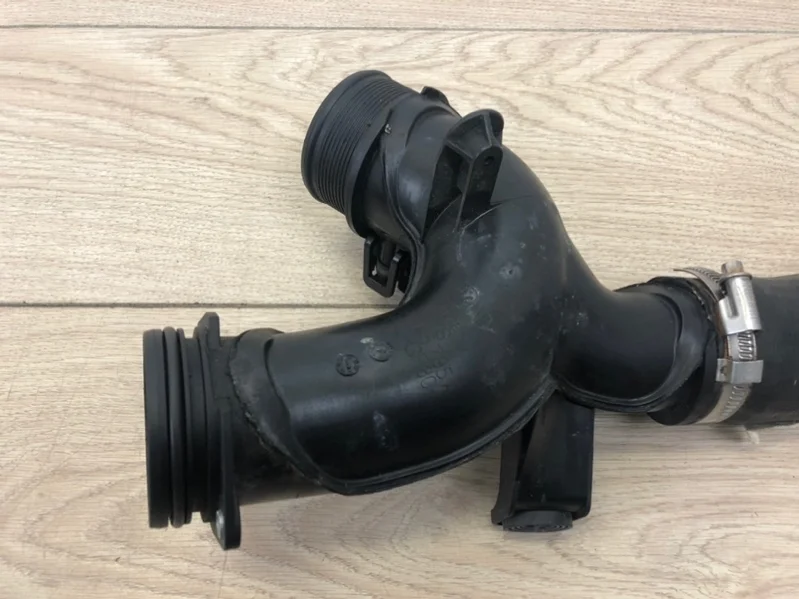 Патрубок интеркулера VW Touareg 2 2010 - 2018 7P