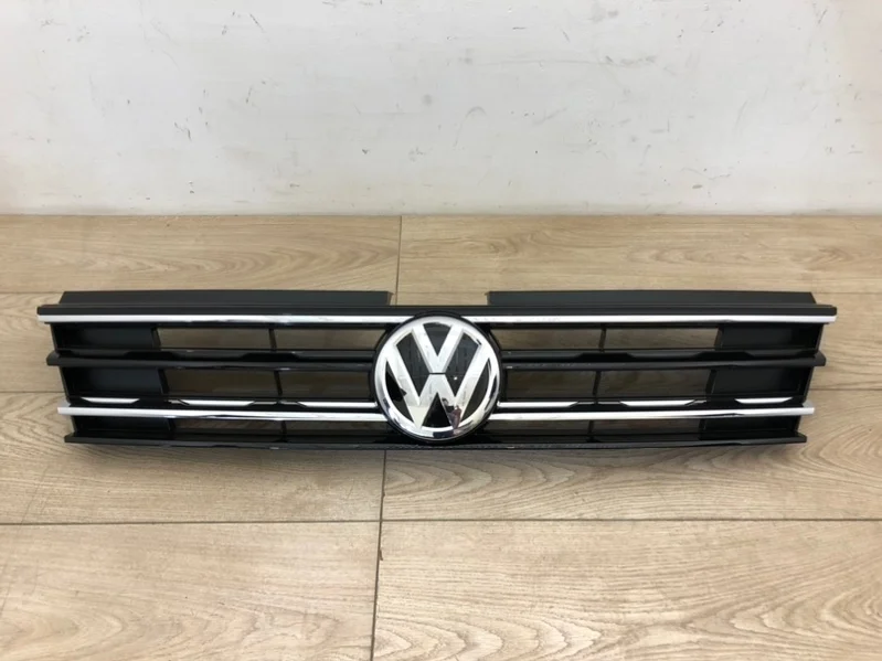 Решетка радиатора со значком VW Tiguan 2 2018- AD1