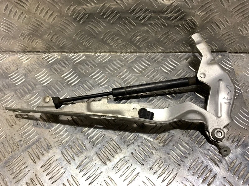 Петля капота Volvo V70 2008 31250185 III, левая