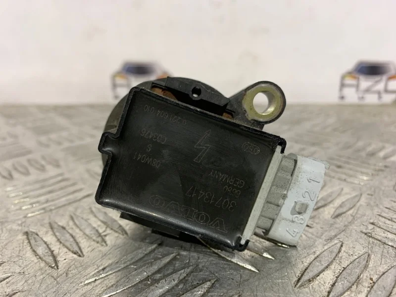 Катушка зажигания Volvo V70 2008 30713417 III 2.5