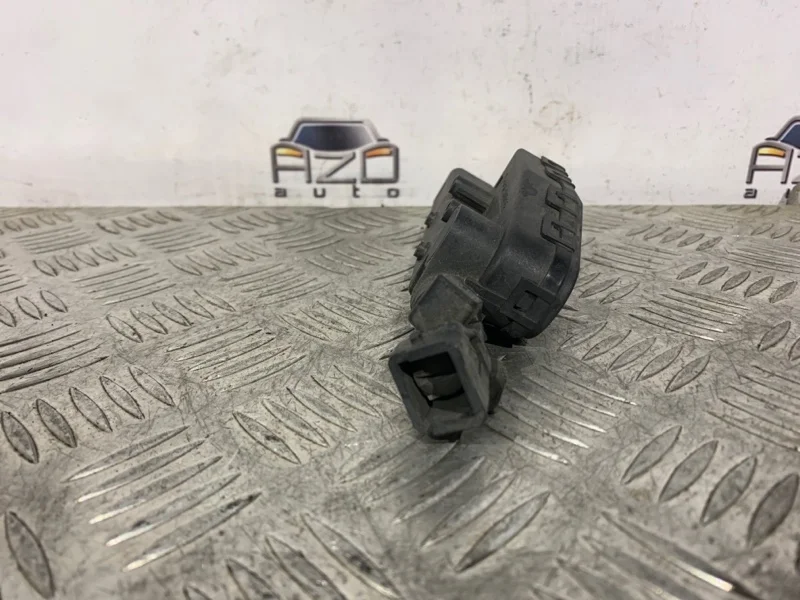 Форсунка омывателя Volvo S80 2008 30663580, правая