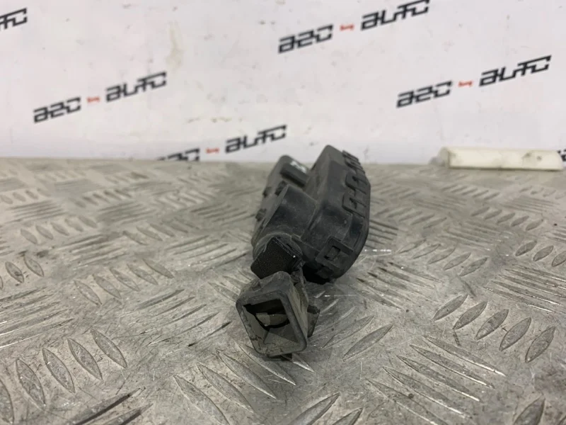 Форсунка омывателя Volvo S80 2010 30663580, правая