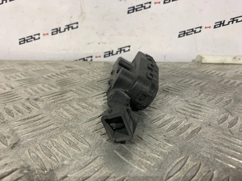 Форсунка омывателя Volvo S80 2008 30663580, правая