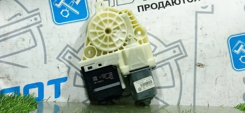 Моторчик стеклоподъемника задний правый Volkswagen