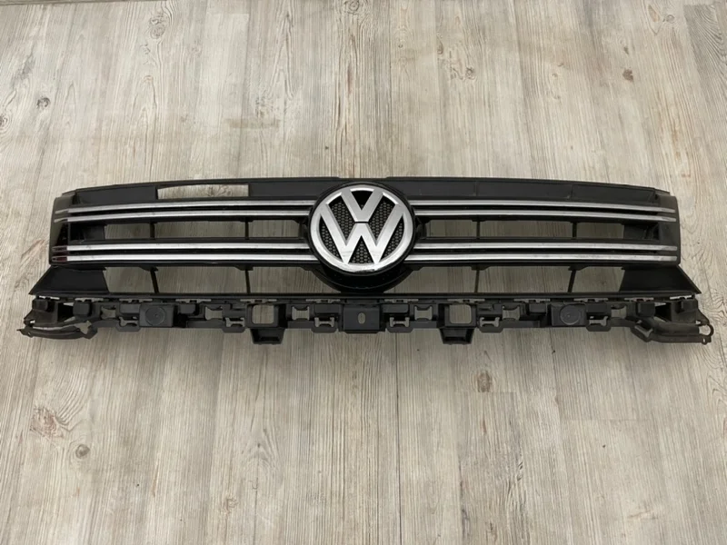 Решетка радиатора VW Tiguan 2011-2016 5N