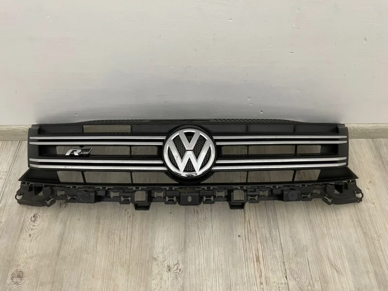 Решетка радиатора со значком VW Tiguan R-line 2015 5N
