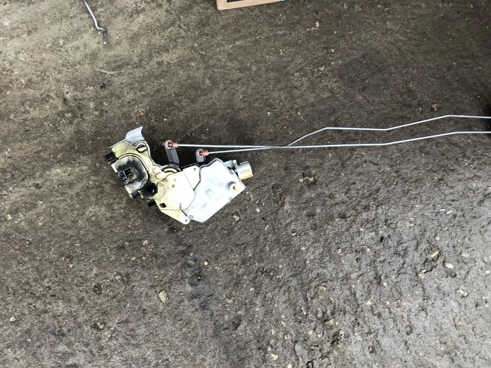 замок двери задний левый nissan almera 16