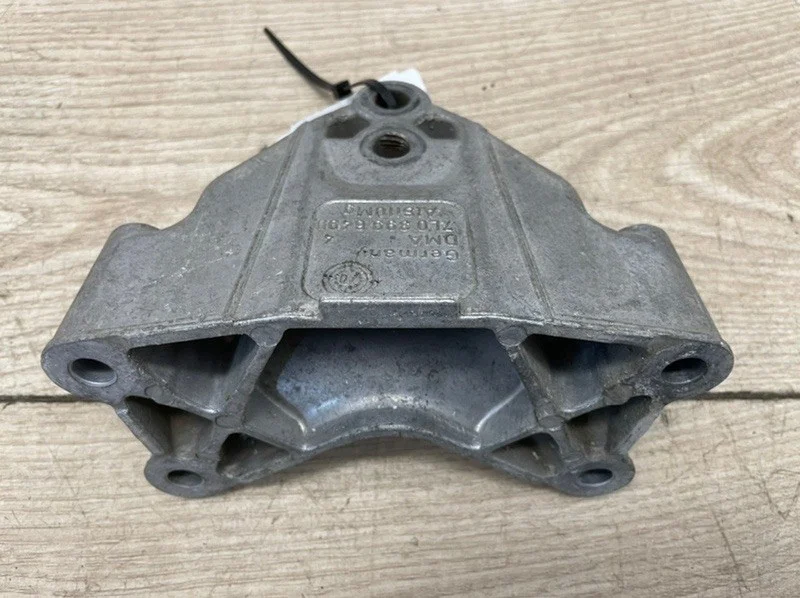 Кронштейн кпп Vw Touareg 2003-2007 7L