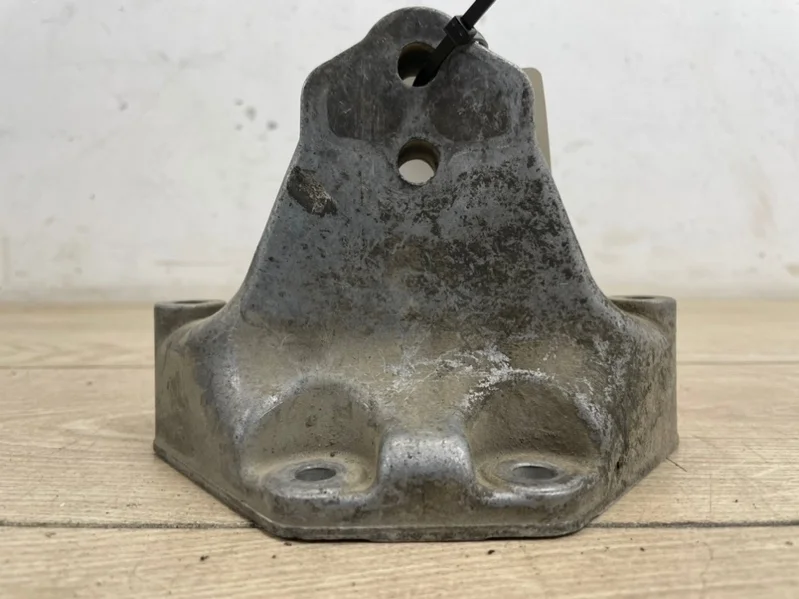 Кронштейн кпп Vw Touareg 2003-2007 7L