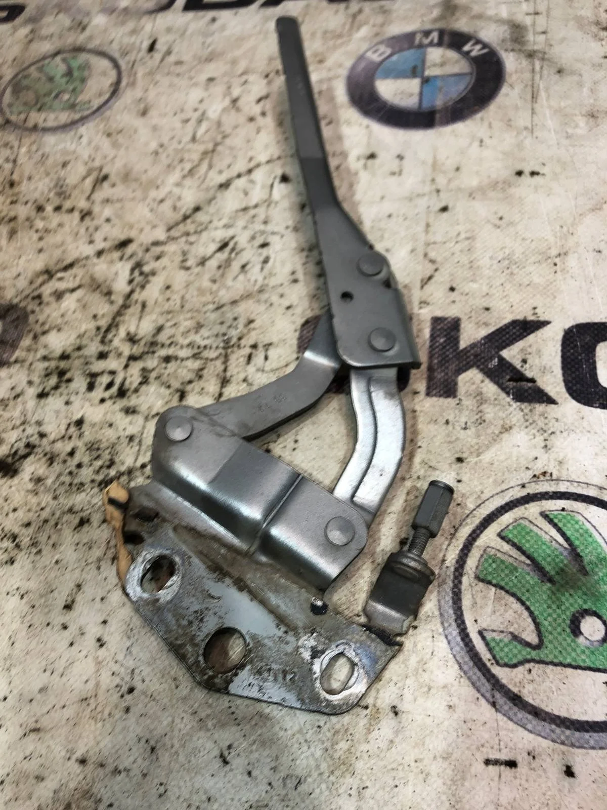 Петля капота Volkswagen Passat 2012 3AA823301 B7 1.8 CDAB, левая