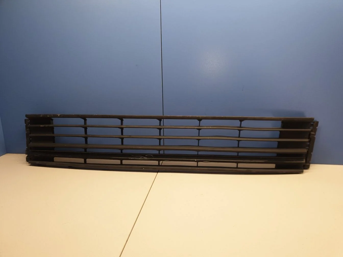 Решетка в бампер центральная для Volkswagen Polo Sedan 2011-