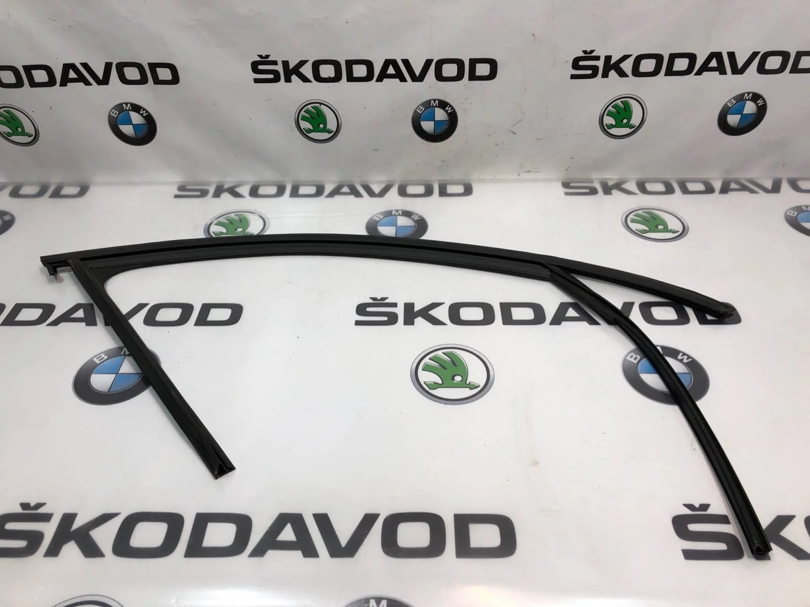 Уплотнитель стекла Skoda Octavia 2020 5E0837432E A7 (5E) 1.4 CZDA, передний правый
