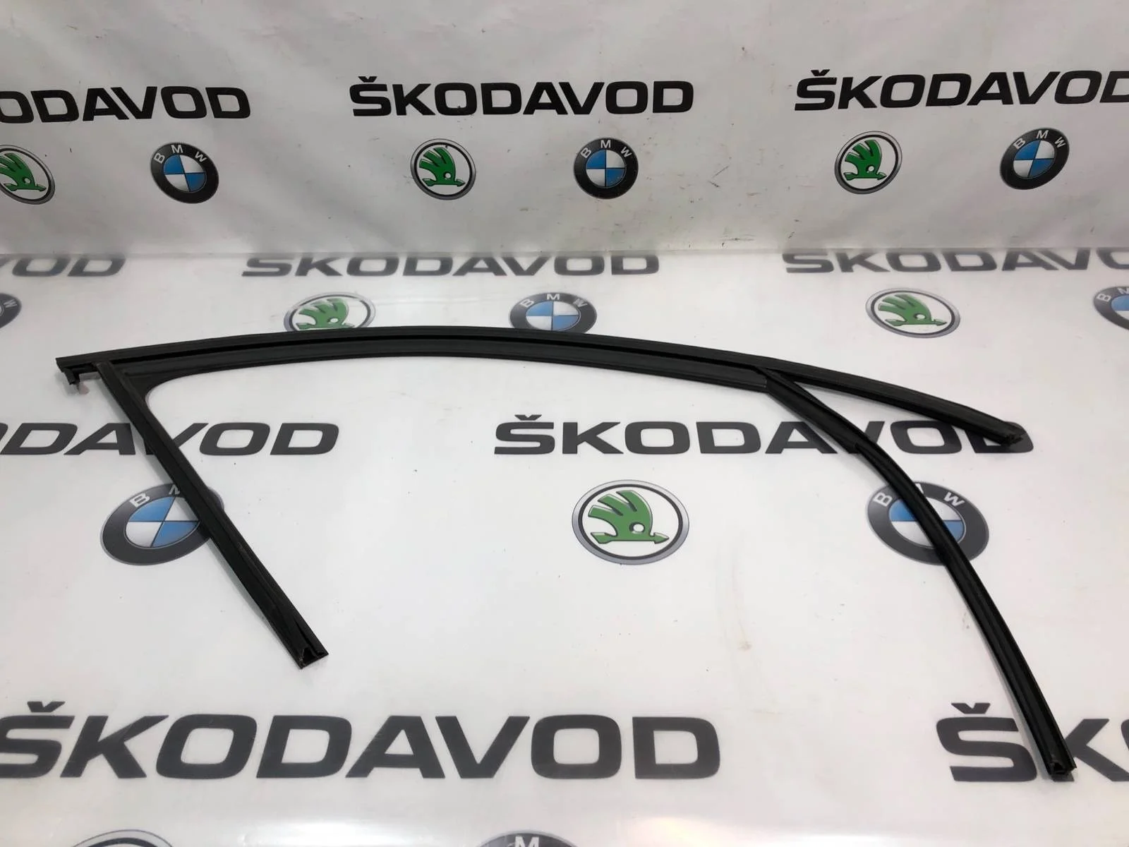 Уплотнитель стекла Skoda Octavia 2020 5E0837432E5AP A7 (5E) 1.4 CZDA, передний правый