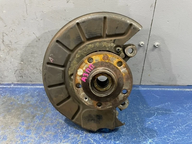 Кулак Audi A3 8P