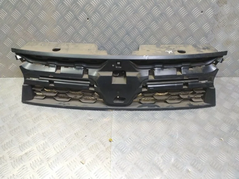 Решетка радиатора Renault Duster 2015-2020 623103564R