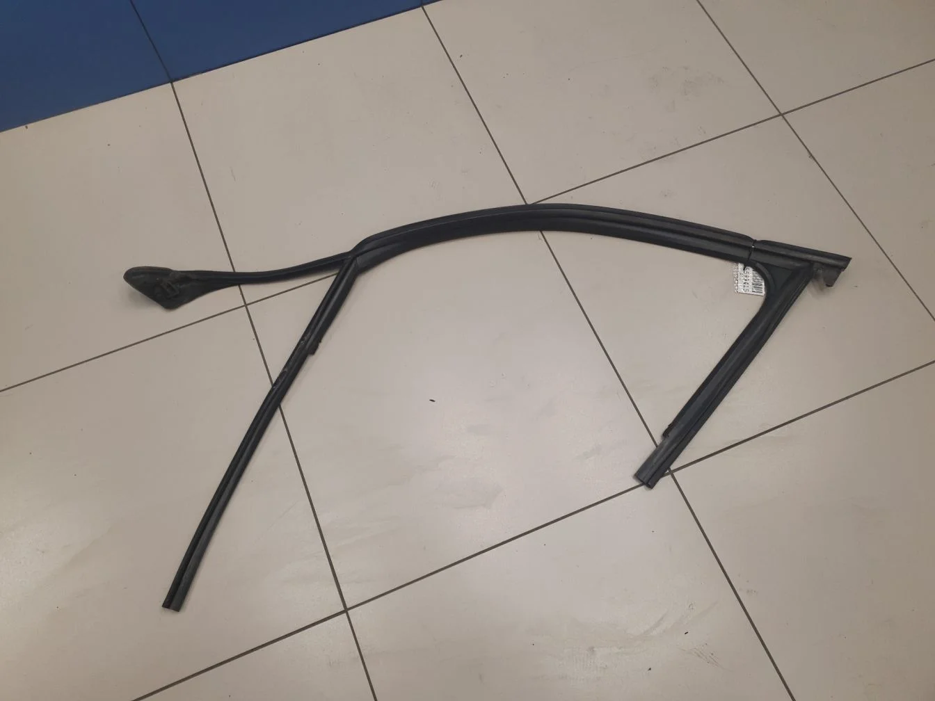 Уплотнитель стекла передней левой двери для Audi A6 S6 C7 2011-2018