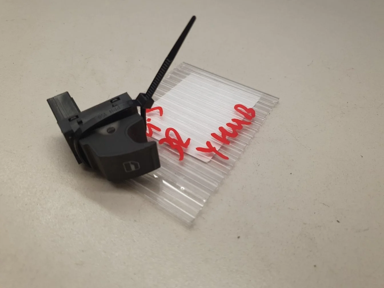 Кнопка стеклоподъемника для Volkswagen Golf 5 2003-2009