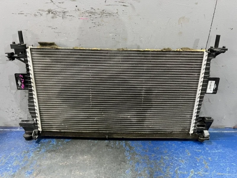 Радиатор охлаждения Ford Focus 3 CB8