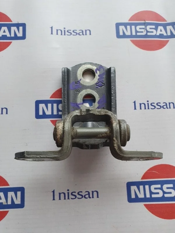 Петля двери Nissan Qashqai 2014 824204EA0A J11 MR20DD, задняя правая