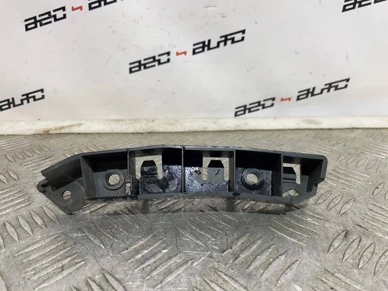 Крепление бампера Ford Focus 2014 1718730 3, переднее правое