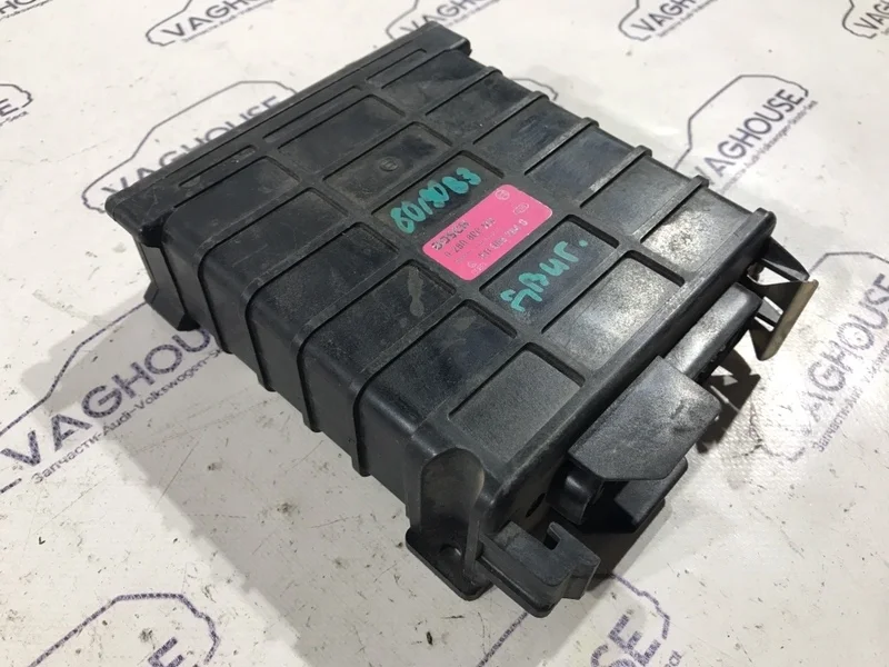 Блок управление двигателя Audi 80 B3 89 1990