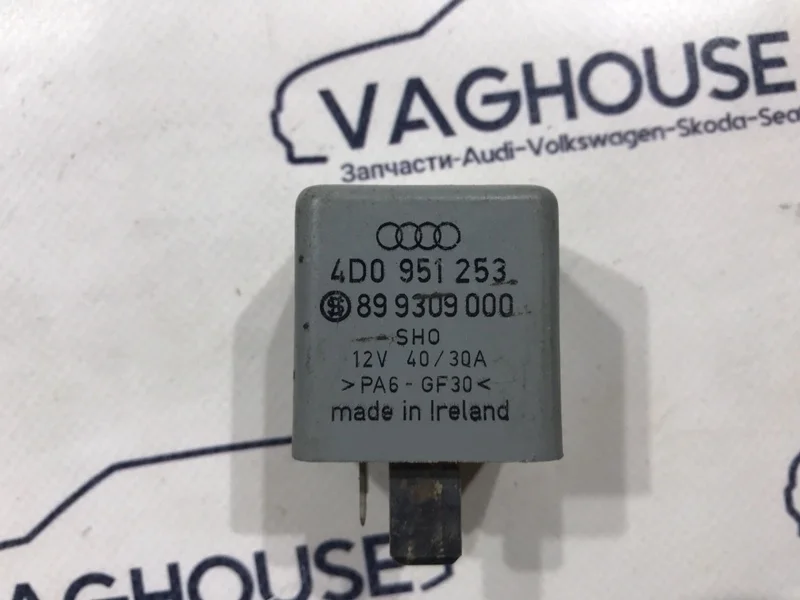 Реле бензонасоса Volkswagen Passat B5 2000