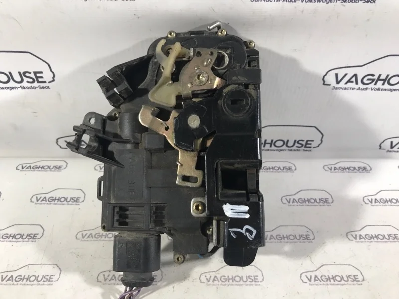 Замок двери задний правый Audi A6 C5 4B 2.4 BDV