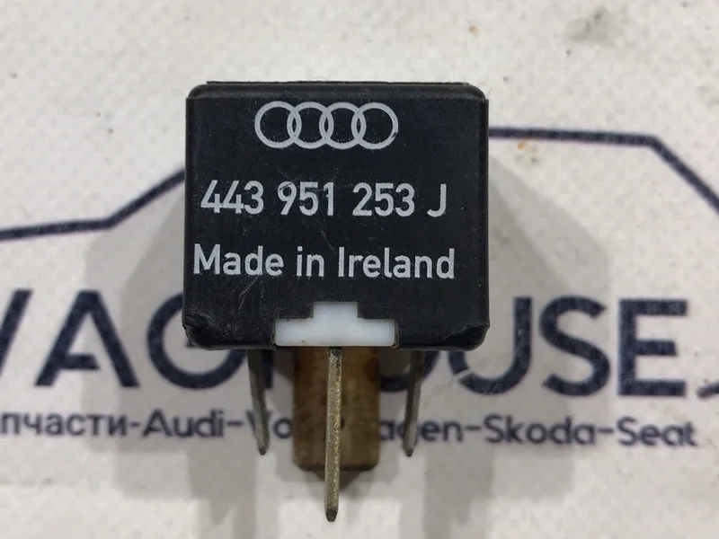 Реле вентилятора Audi 100 C3 1990