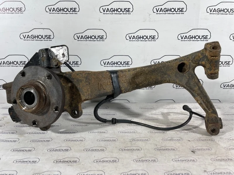 Кулак поворотный передний левый Audi A4 B5 8D2 1.6