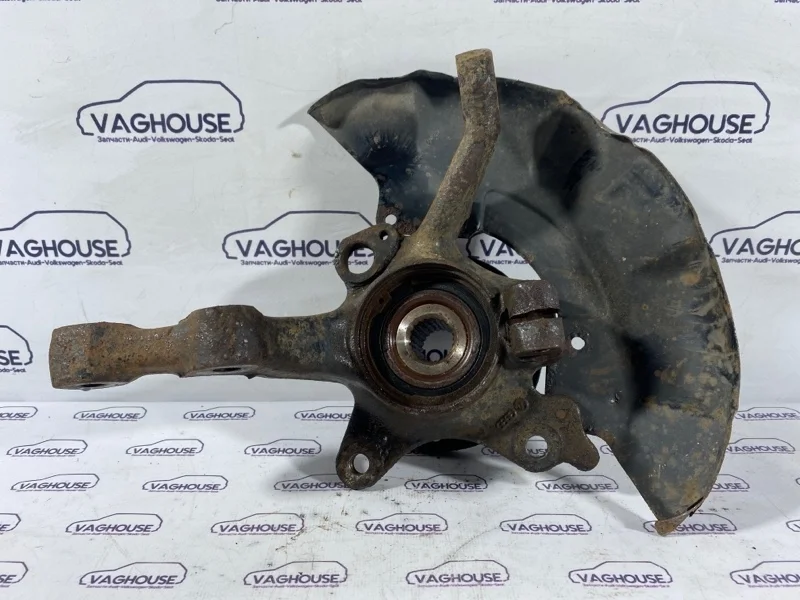Кулак поворотный передний правый Volkswagen Passat