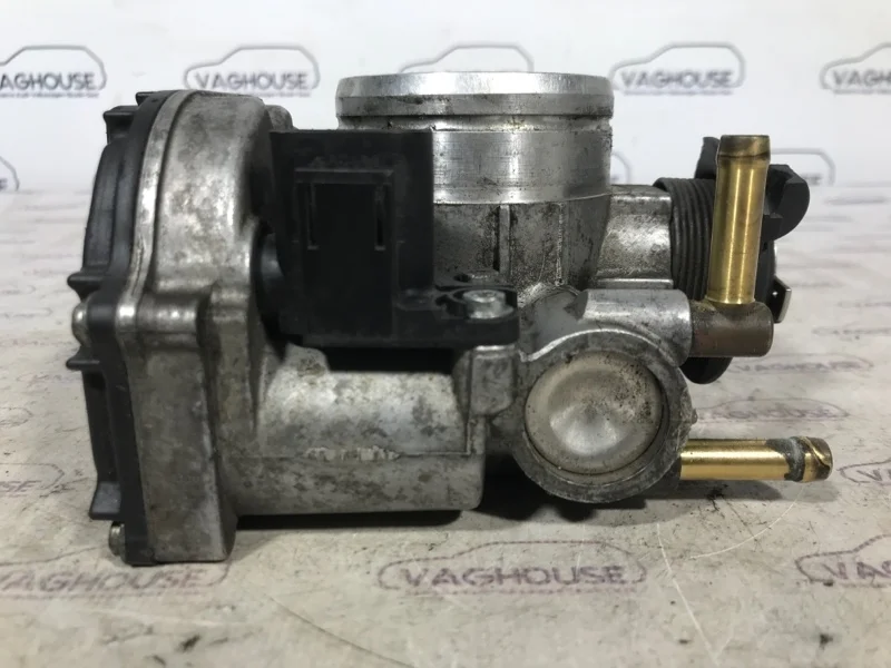 Дроссельная заслонка Volkswagen Golf 4 1.6 AKL