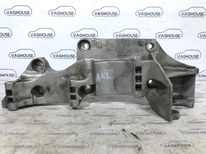 Кронштейн генератора Volkswagen Golf 4 1.6 AKL