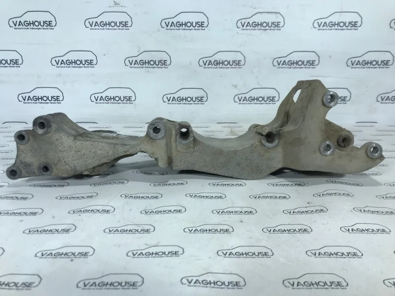 Кронштейн генератора Volkswagen Golf 4 1.6 AKL