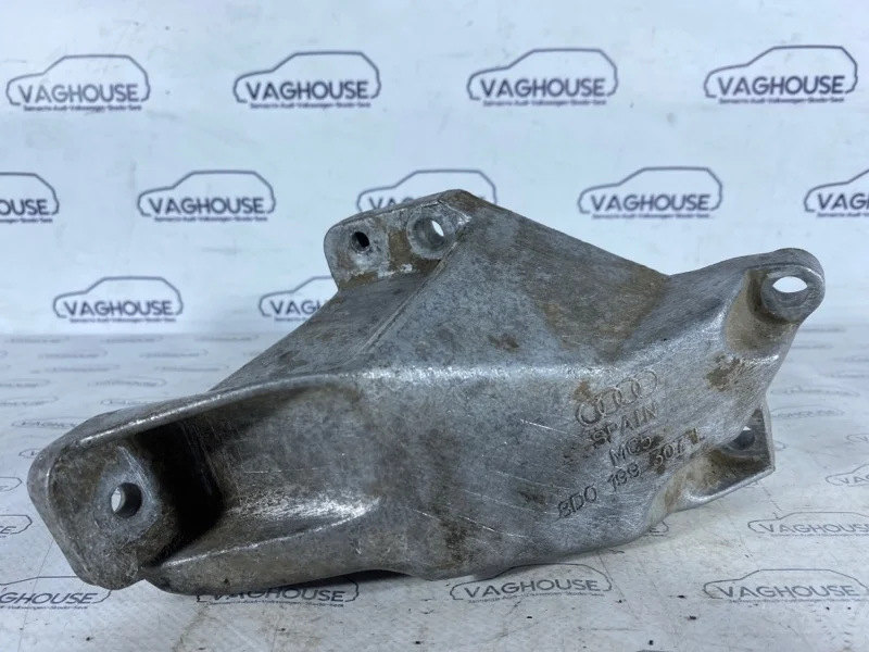 Кронштейн двигателя левый Audi A6 C5 2.4 ARJ 1998