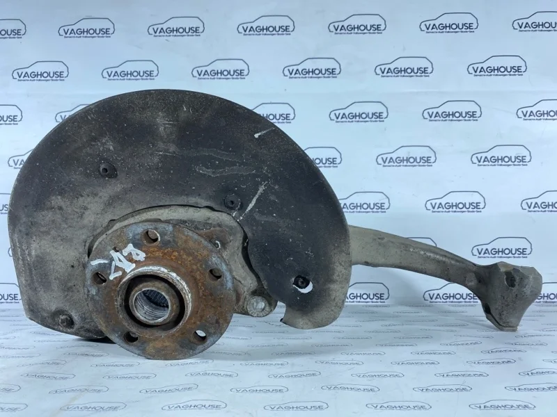 Кулак поворотный передний левый Audi A5 8T 1.8
