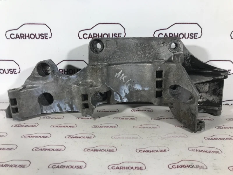 Кронштейн генератора Volkswagen Golf MK4 1.6 AKL