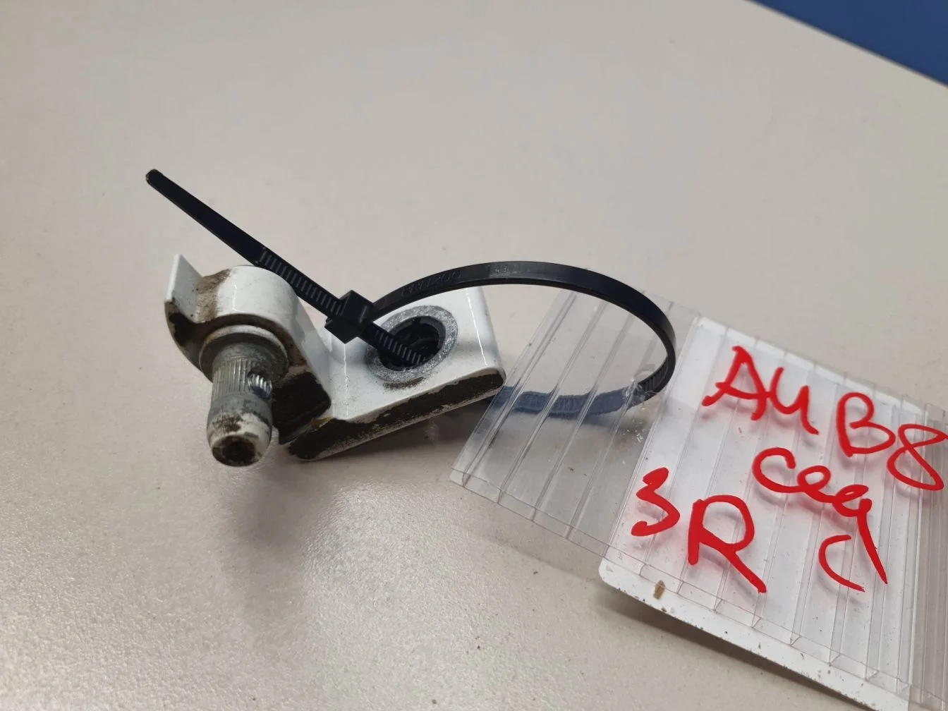 Петля двери для Audi A4 B8 2007-2015