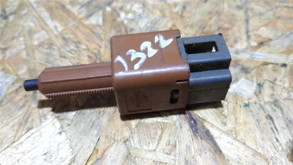 Б.у. датчик педали тормоза NISSAN TEANA J32 NISSAN TEANA J32