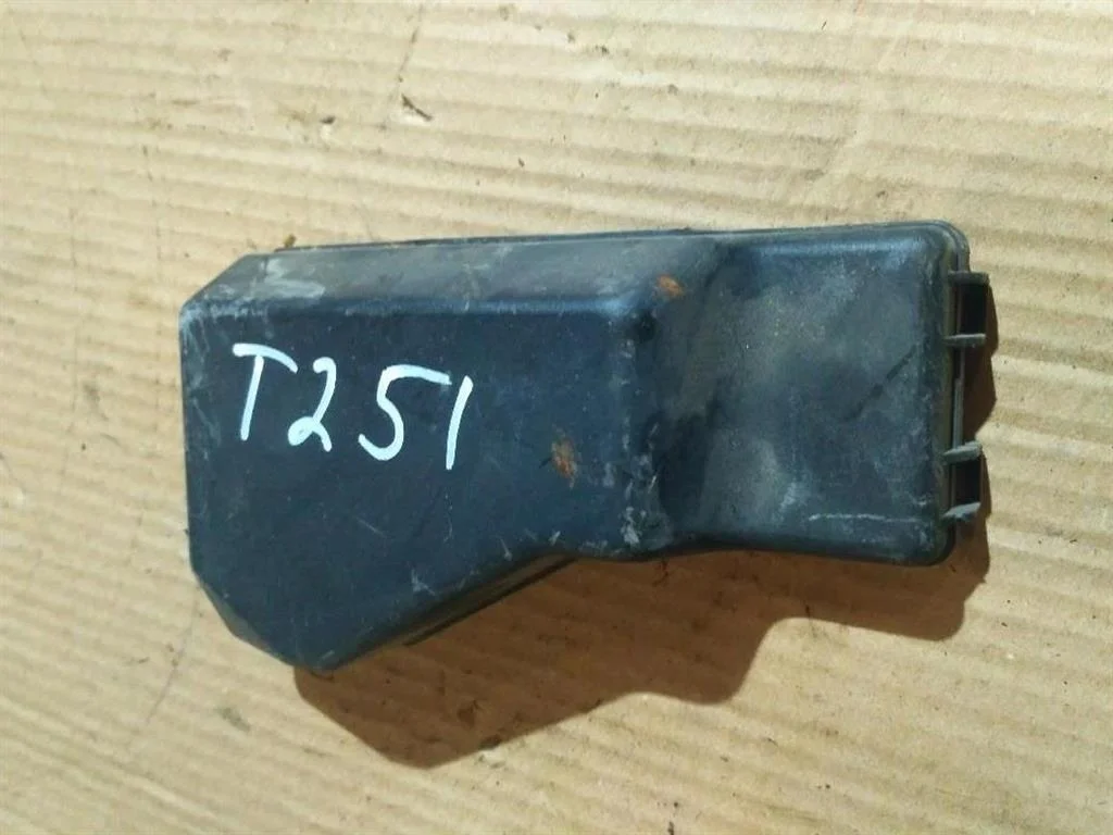 Б.у. крышка блока предохранителей TOYOTA AVENSIS AZT250 TOYOTA AVENSIS AZT250