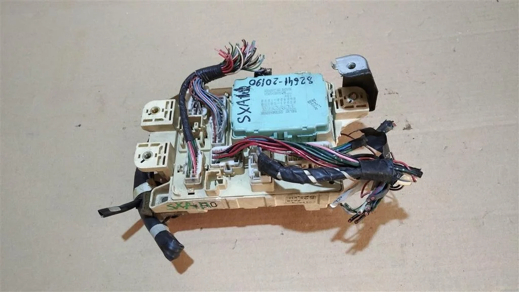Б.у. блок предохранителей салонный TOYOTA RAV4 SXA11 TOYOTA RAV4 SXA11