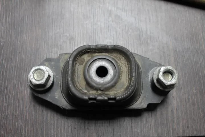 Б.у. опора двигателя NISSAN JUKE F15E NISSAN JUKE F15E