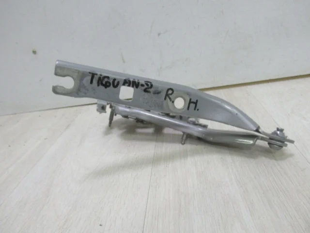Петля капота правая для Volkswagen Tiguan II MK2 2016+ на фотографиях
