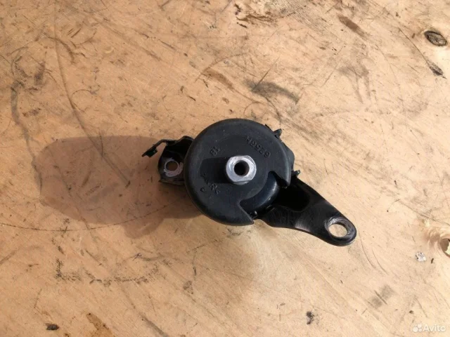 Опора двигателя передняя правая верхняя для Toyota Avensis Седан T250 2003-2008 на фотографиях