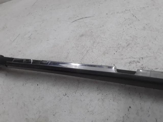 Накладка лобового стекла левая для Toyota Land Cruiser 200 2007-2015 на фотографиях