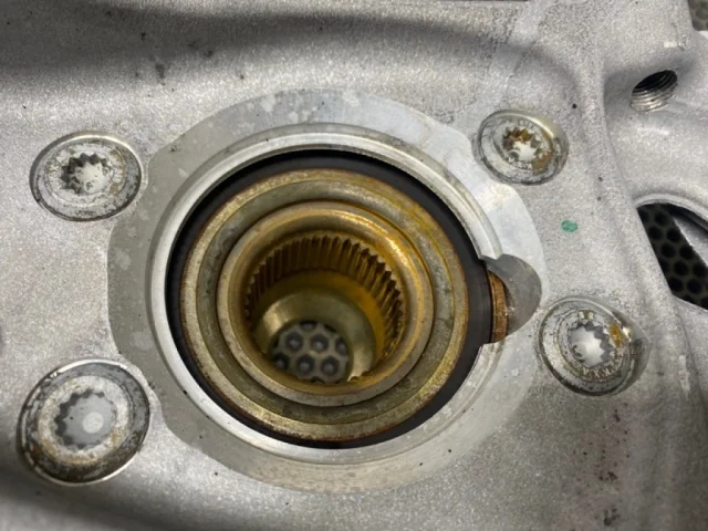 Кулак поворотный левый для Porsche Macan 95B 2014-2023 на фотографиях