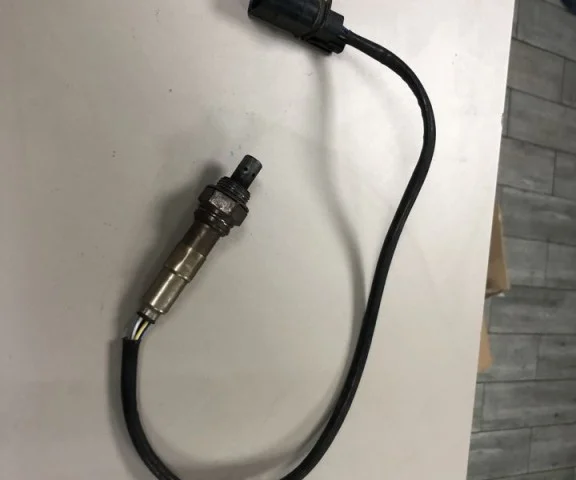 Лямбда-зонд (верхний) для Audi A6 C6 Avant 2004-2011 на фотографиях