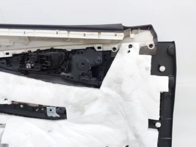 Уплотнитель передней правой двери для Nissan X-Trail T32 JDM 2013-2022 на фотографиях