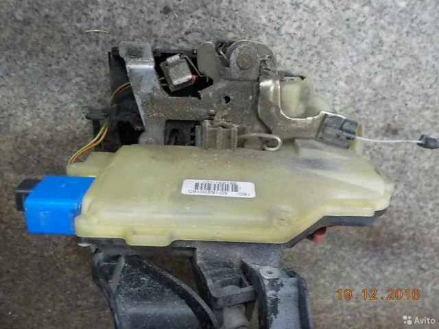 Уплотнитель передней правой двери для Volkswagen Touareg I (7L) 2002-2010 на фотографиях